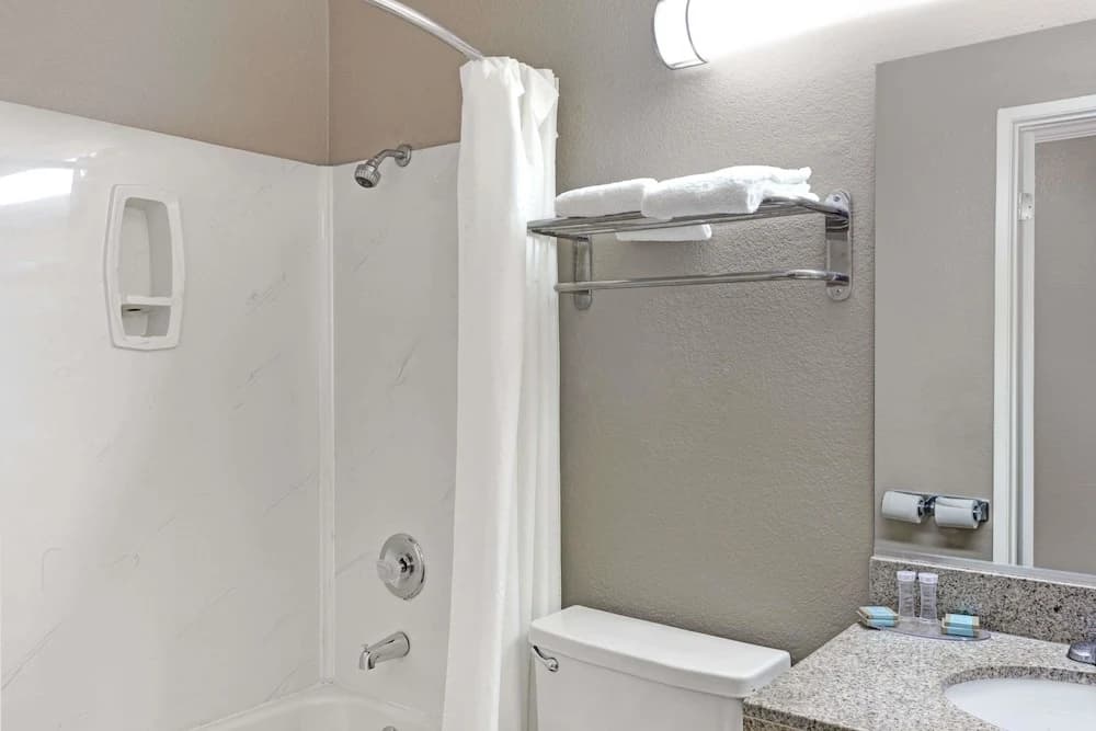 Travelodge By Wyndham Whittier - photo 10