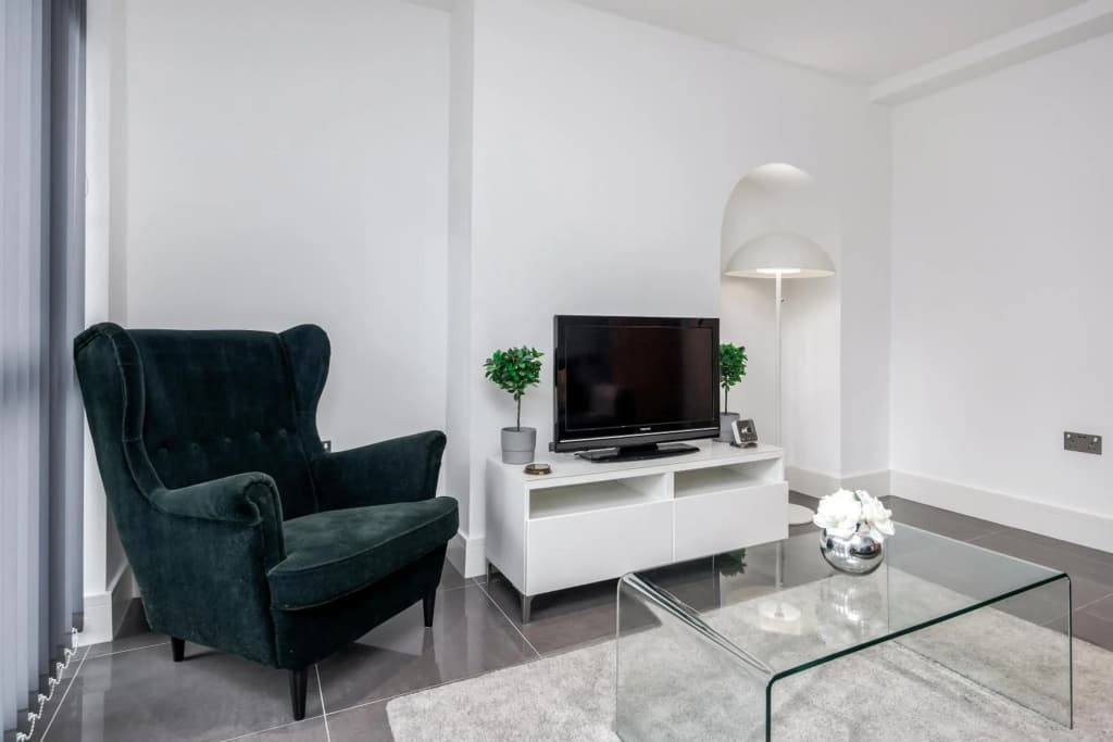 3 Bedroom Apartment in Stratford City - photo 4