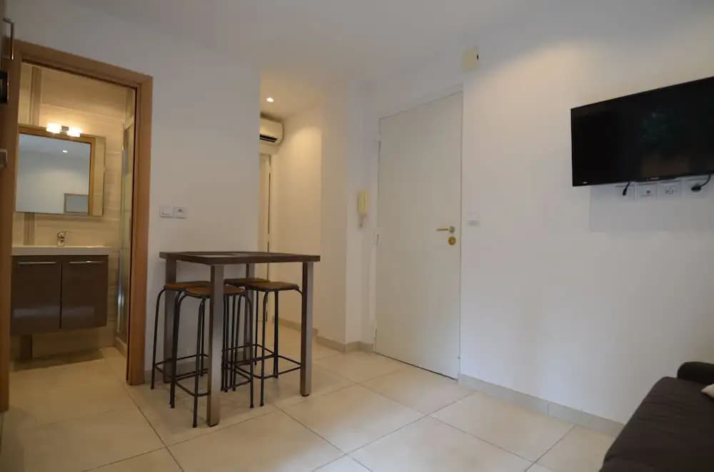Amazing apartment 4 persons with big Terrace in Carré d'Or district in Nice - photo 9