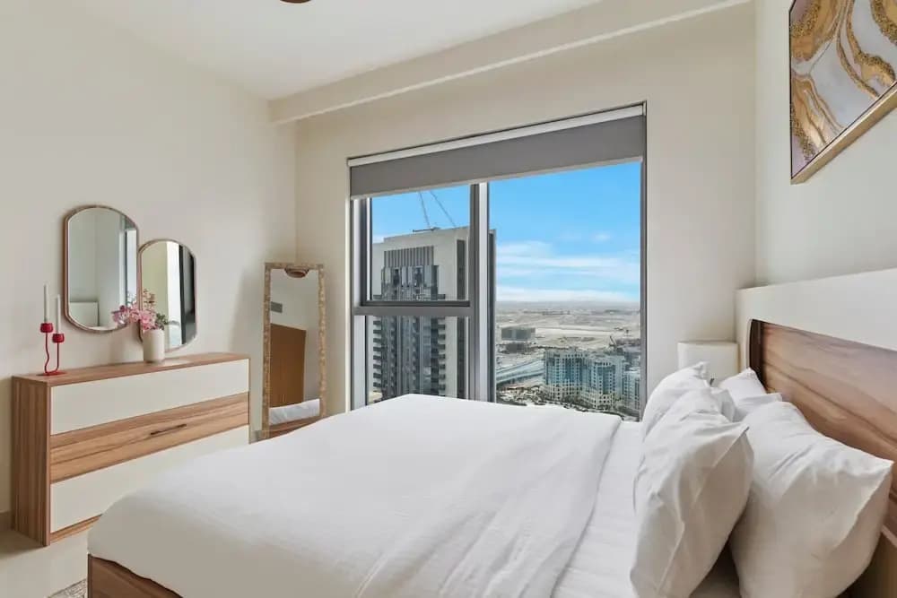 Elegant 1BR with Panoramic Views - photo 3