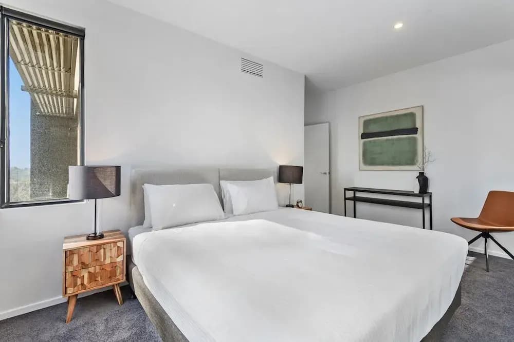 Gorgeous 3-bed in Melbourne's East End - photo 4