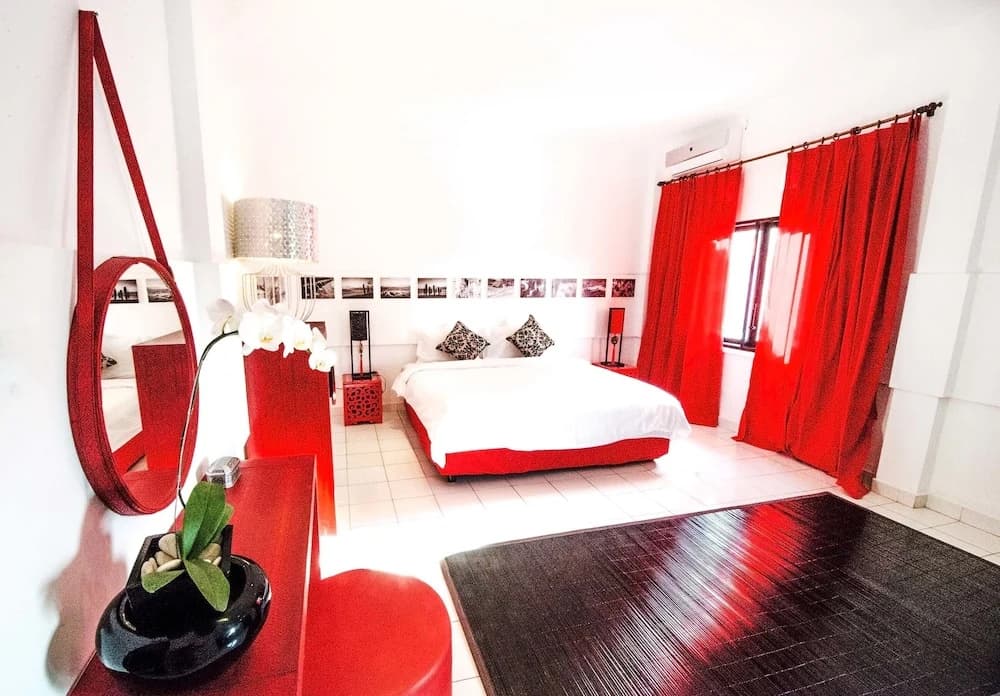 Black and Red Oberoi Villa - photo 3