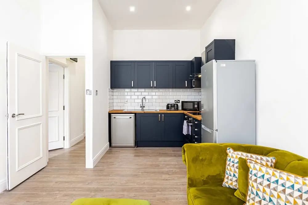 Charming Chelsea Flat - photo 14