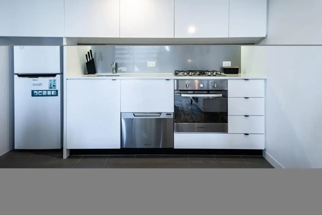 Bright 1BR1BA in MEL CBD+Balcony +wifi - photo 10