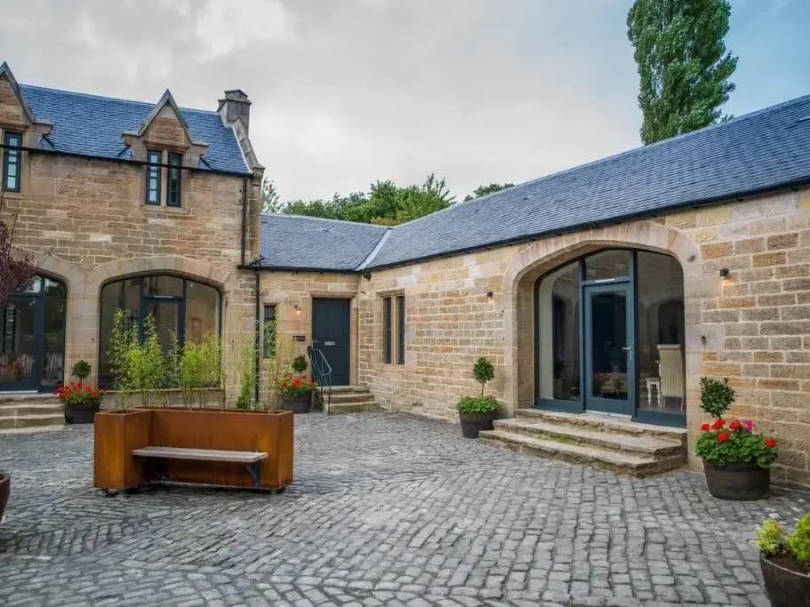 Stunning Edinburgh 1820s Stables Converted Studio - photo 4