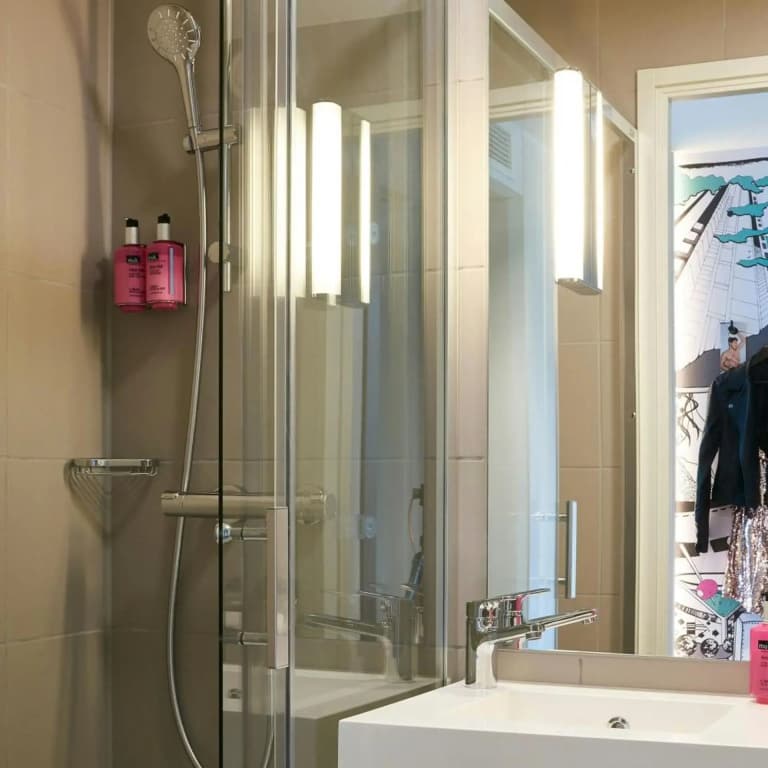 Moxy Edinburgh Airport - photo 32