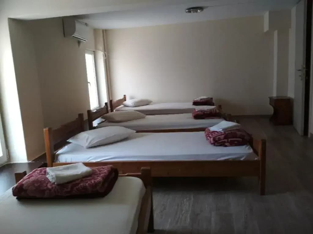 Pella Inn Hostel - photo 23