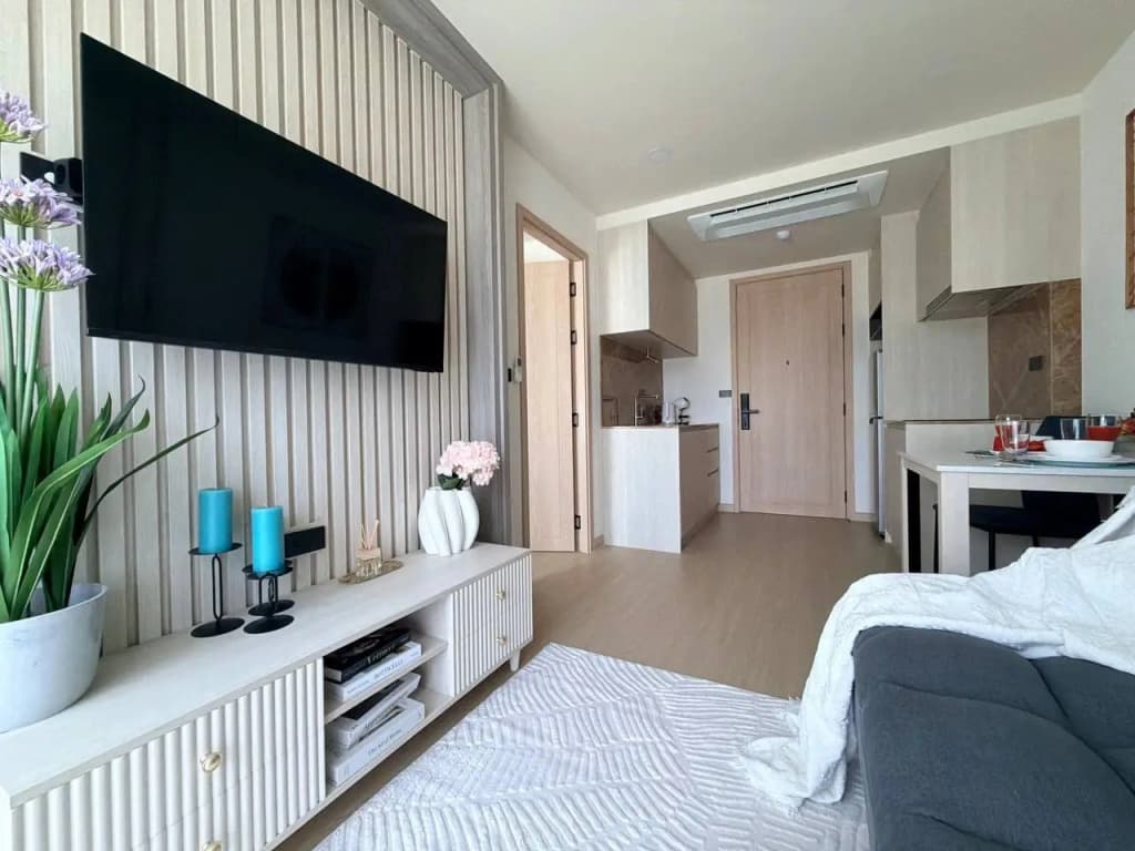 1BR Ozone Oasis Pool Gym & Beach Shuttle Apartments - photo 5