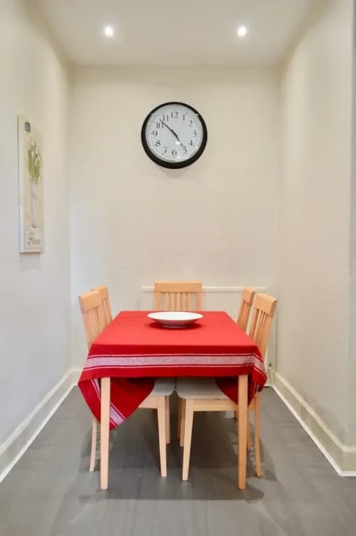 2 Bedroom Morningside Flat - photo 10