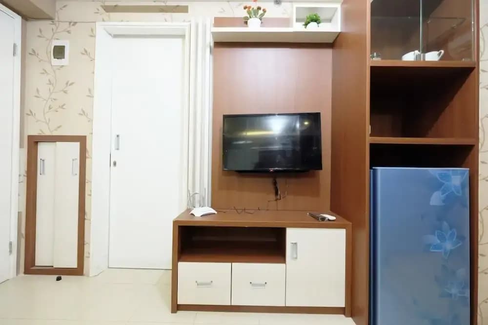 Extravaganza 2BR Bassura City Apartment - photo 2