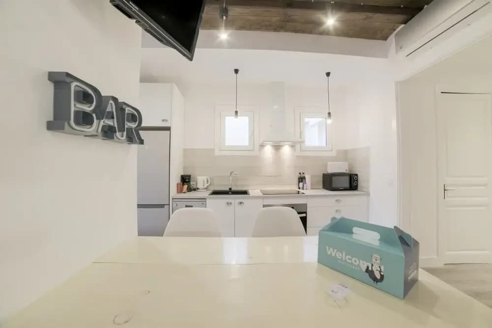 Modern & Chic 2 Bed Apt in Lesseps - photo 3
