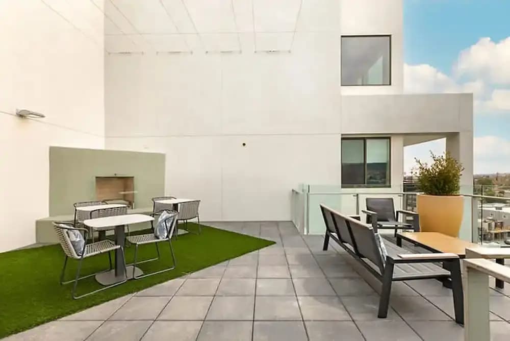 Modern Comfort W Pool GYM Parking 10 Min to Cedars - photo 34