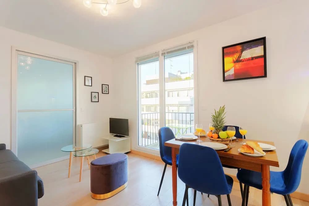 Eiffel Tower View Private Apartment - photo 4