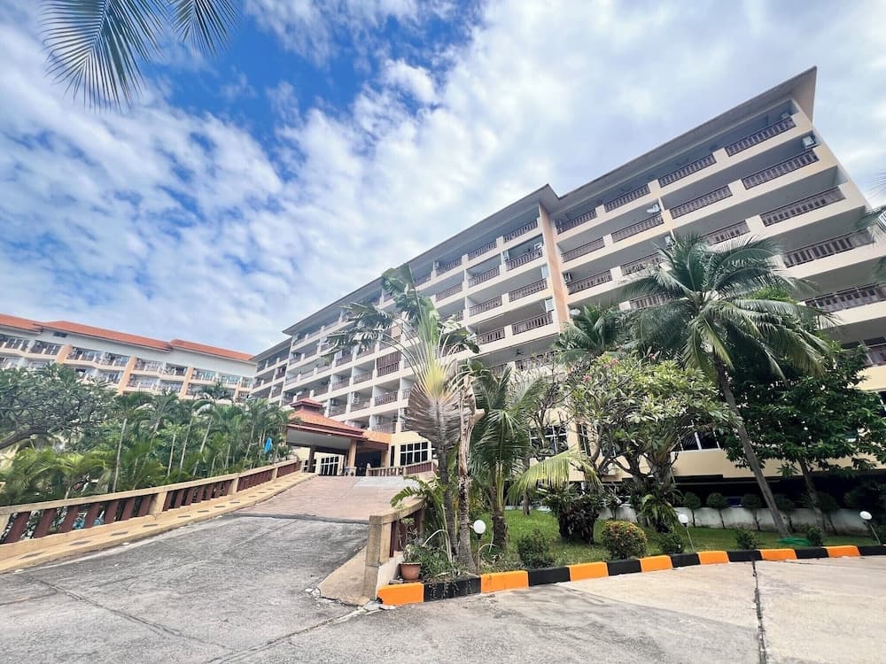 Spacious 2BR Condo - 3 Balconies & Green Views - photo 37