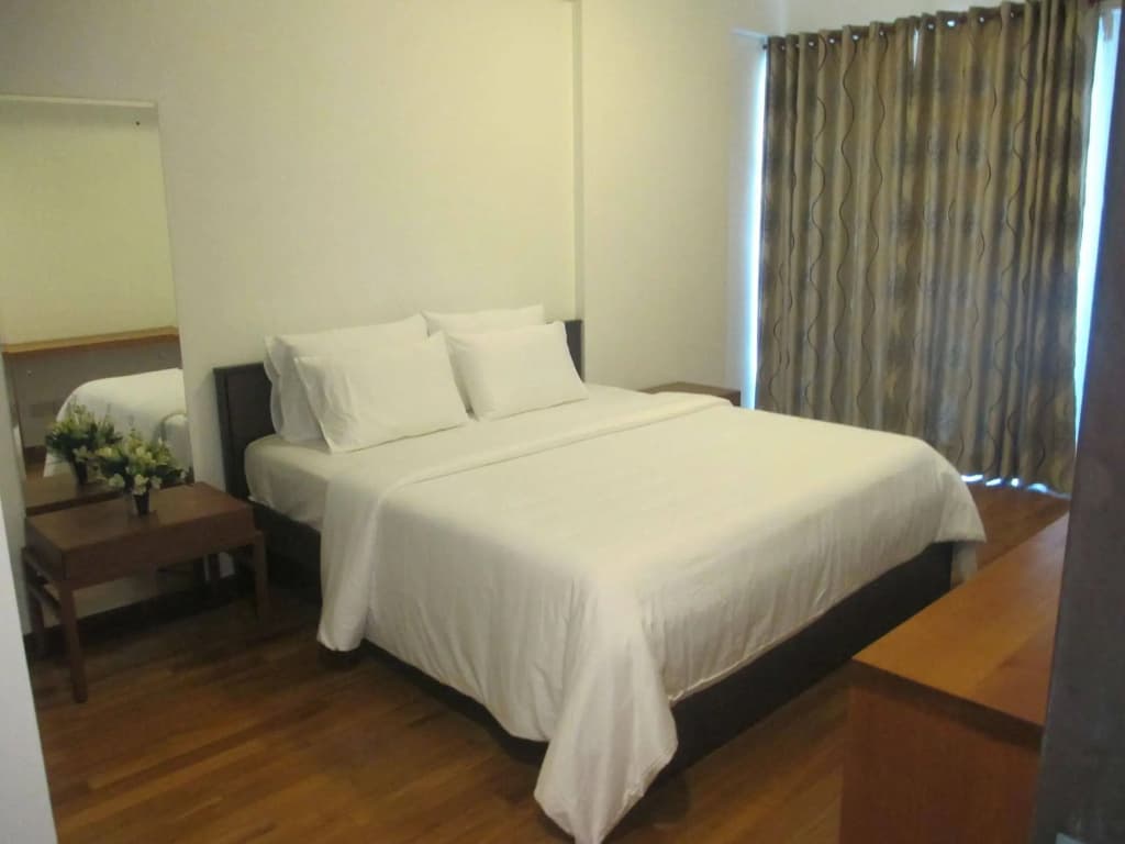 Monarch Apartments - photo 2
