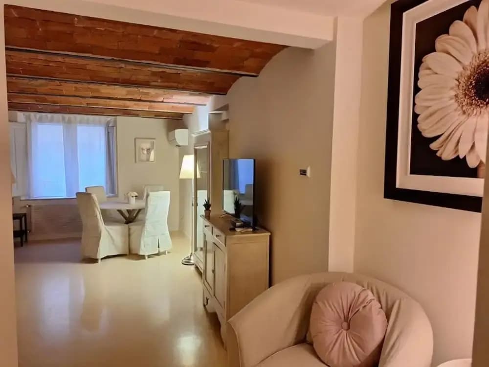 Cozy & Charming Florentine Hideaway - photo 2