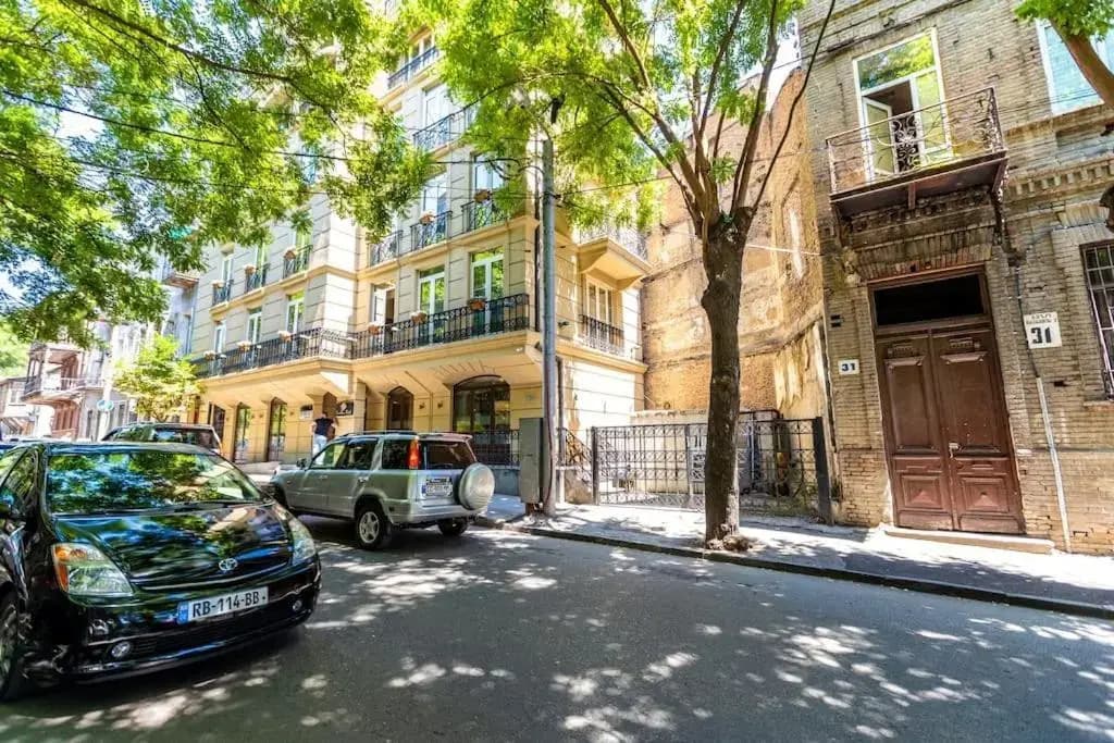 2 Bedroom Apartment Behind Opera House - photo 1
