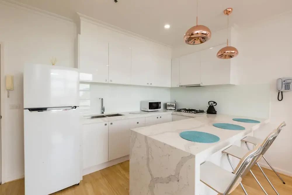 ROLAND, 1BDR Melbourne Apartment - photo 2