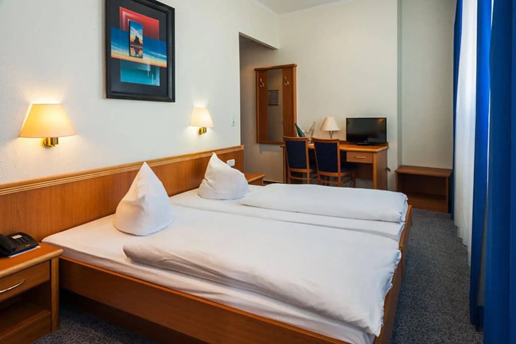 Hotel Panorama Am Adenauerplatz - photo 4