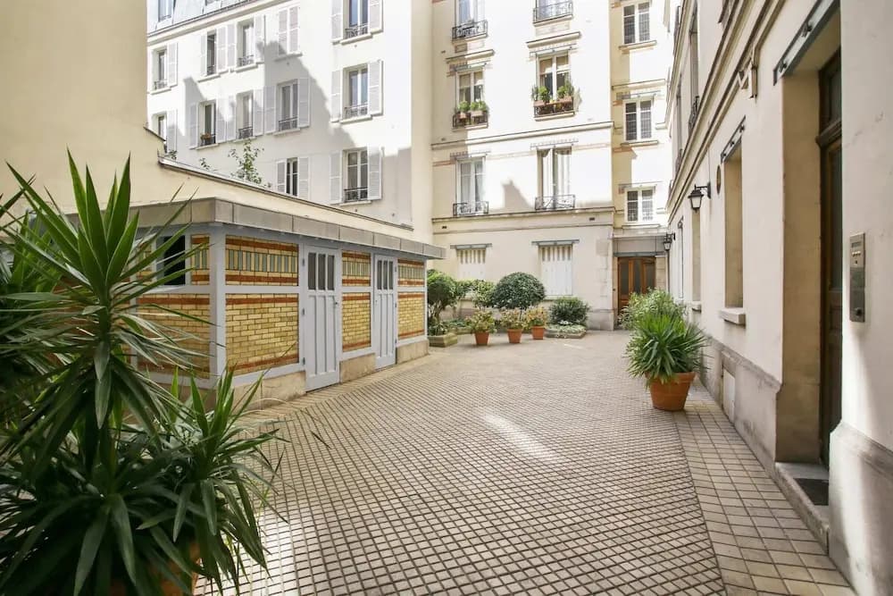 Cosy and Bright 1BR Flat Near Arc de Triomphe! - main photo
