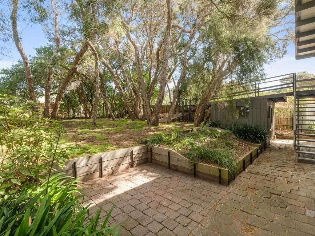 Classic Beach House With Tree Top Views - photo 7