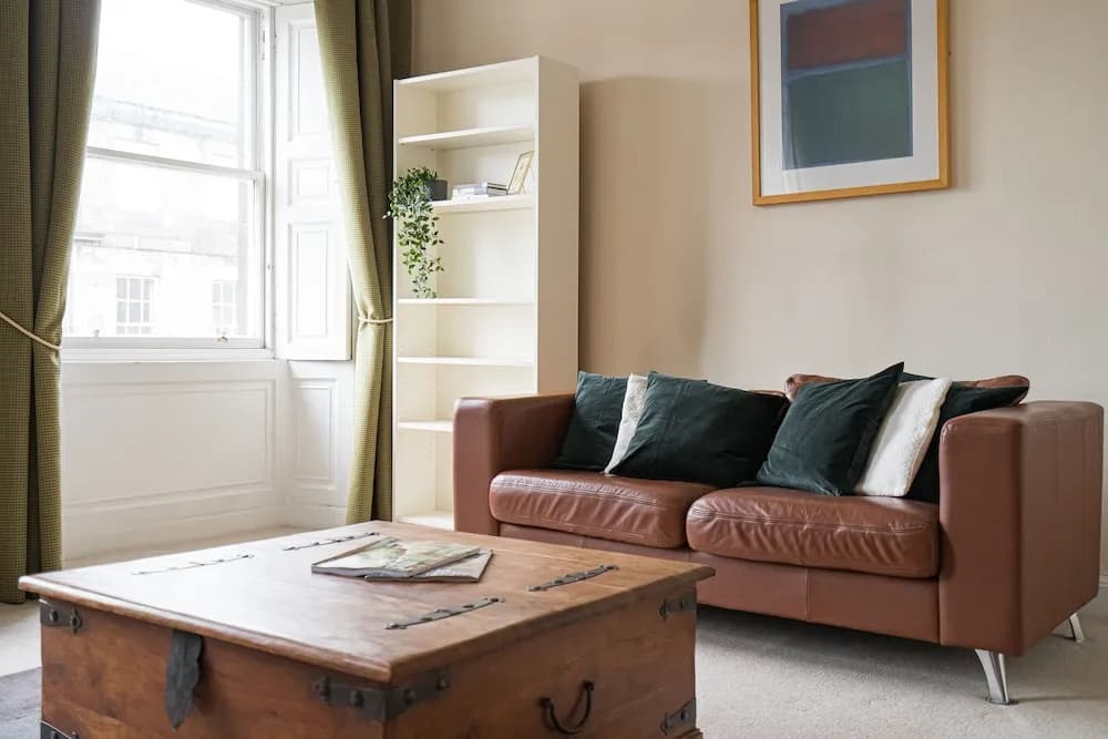 Spacious 3BR New Town Apartment - photo 2
