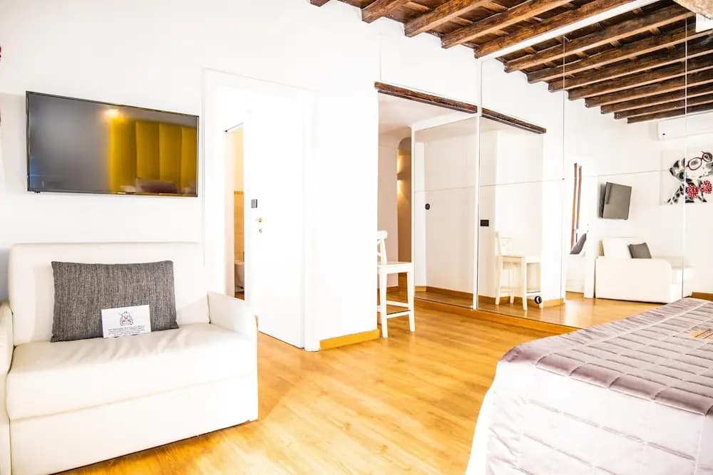 Trevi Queen Apartments - photo 4