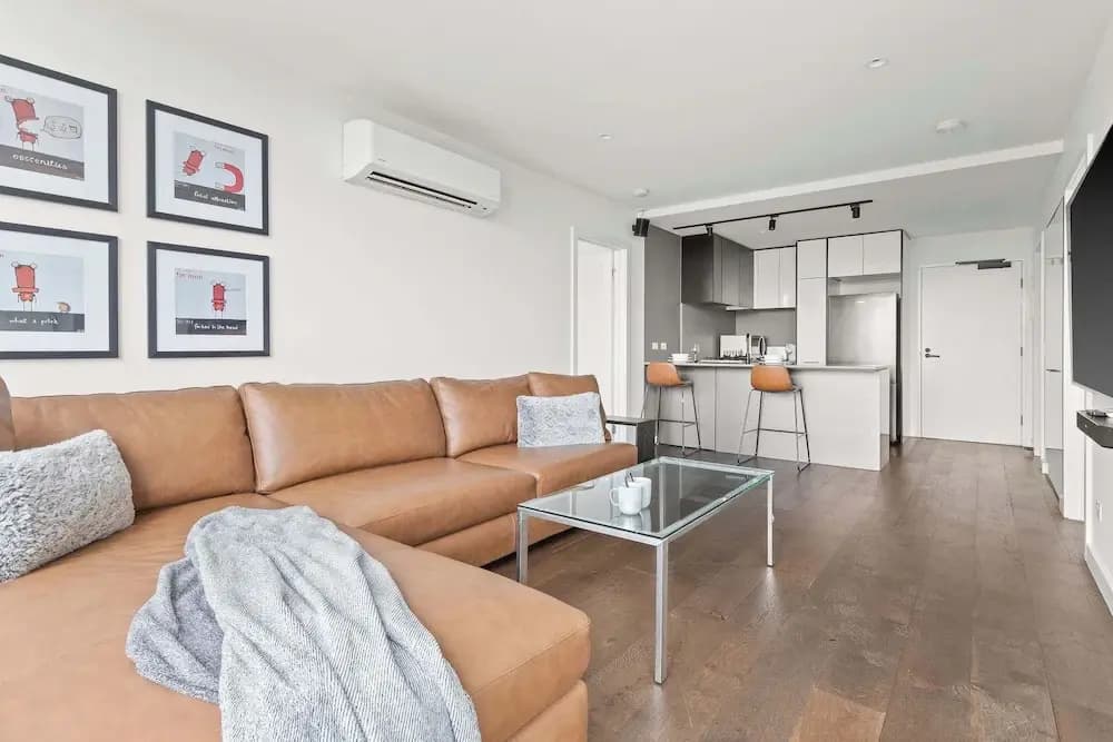 Central Oakleigh 2BR Apartment w Parking - photo 2