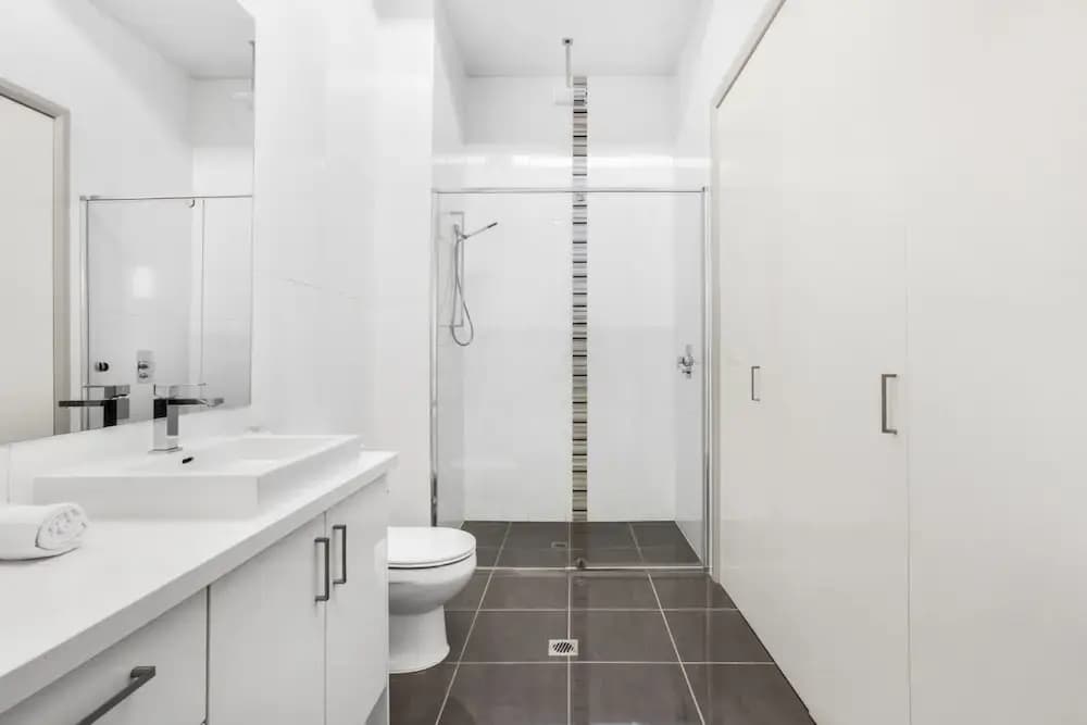 2-bed Apartment With Parking & Balcony Near Trains - photo 7