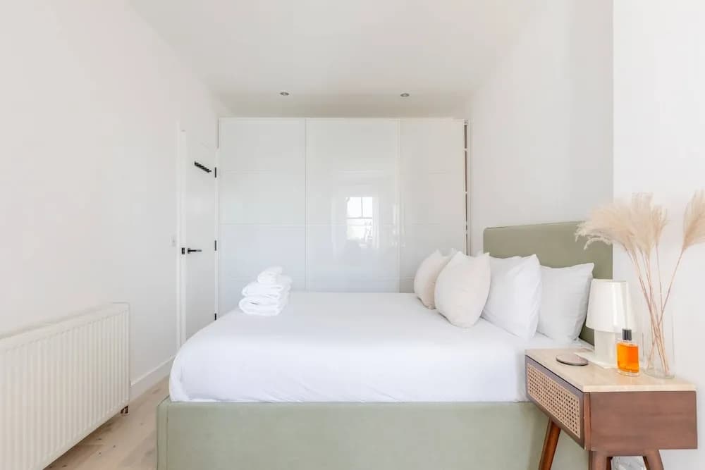 Sleek Scandi-inspired 2BD Flat, Fulham - photo 1