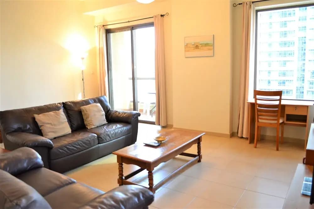 Large 1 Bed - Affordable fully furnished 1BR with balcony and a great marina view! - LSE - photo 2