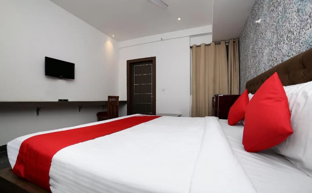 Hotel Pine By OYO Rooms - photo 6