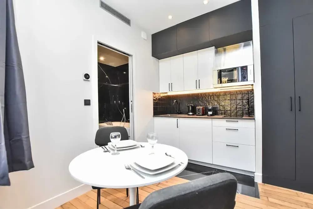 Chic Studio w/ Jacuzzi - 2P - Near Palais Garnier - photo 8
