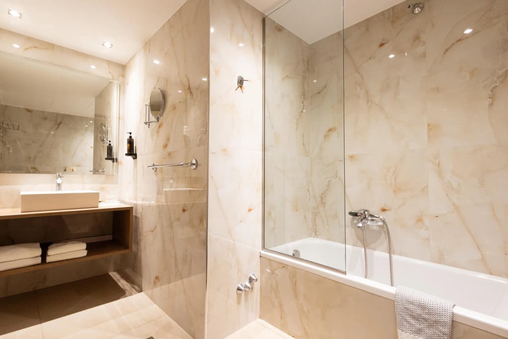 Best Western Plus Embassy Hotel - photo 11