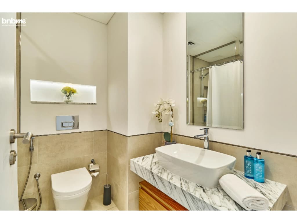 Elegant Pool View 2BR Apartment - photo 7