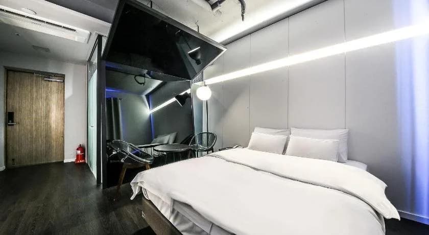 Blvd Hotel - photo 8