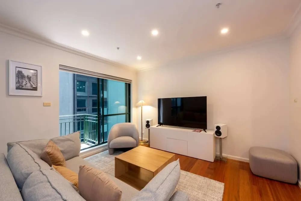 Spacious 3-bed Unit in Melbourne CBD w/ Pool & Gym - photo 4