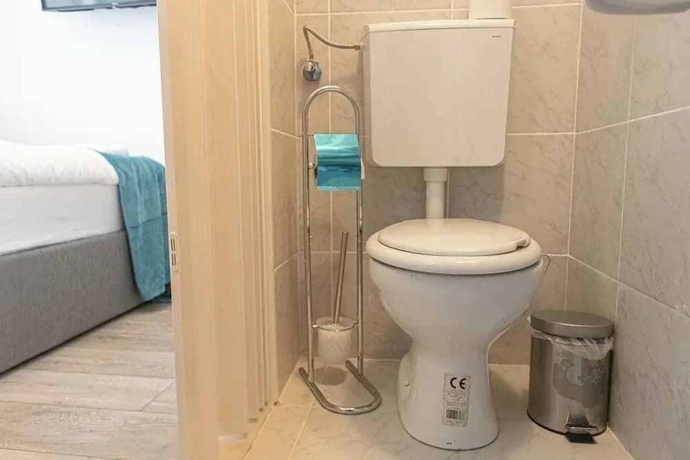 Affordable 3BR Apt near Hauptbahnhof - photo 6