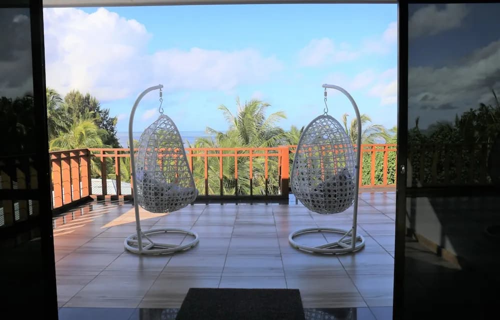Room in B&B - Master Suite Family Room With Views of the Ocean - photo 3