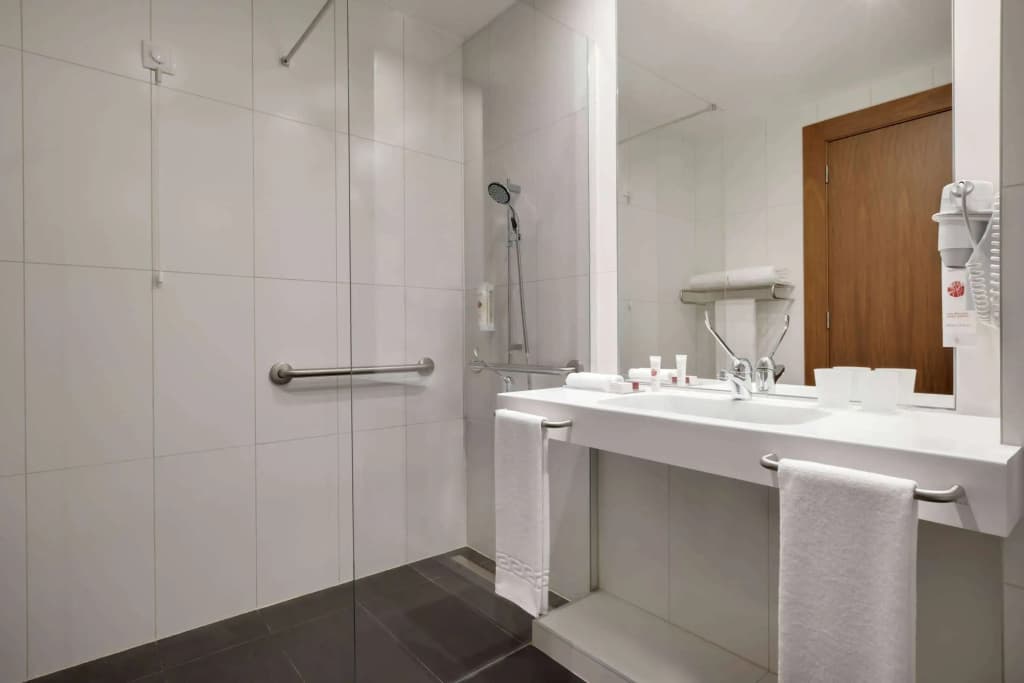 Ramada by Wyndham Lisbon - photo 8