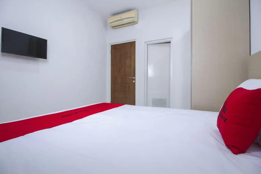 RedDoorz Plus @ Mas Mansyur - photo 4