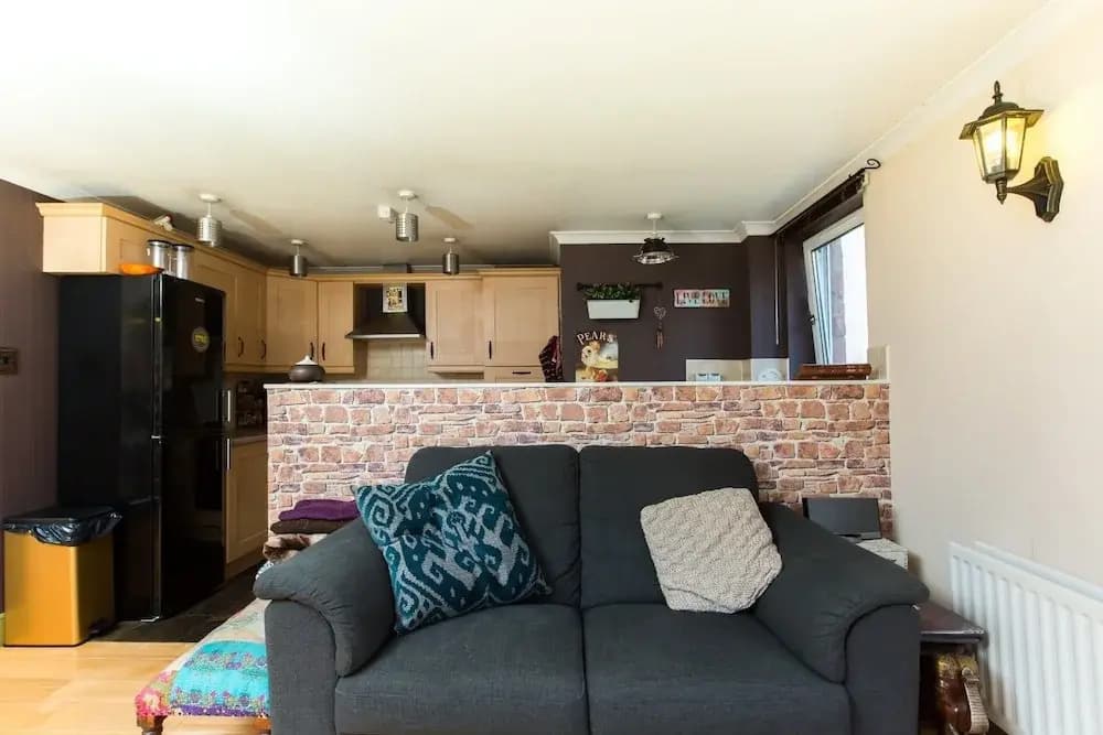 Charming 2BR Flat for 4 Overlooking Holyrood Park - photo 10