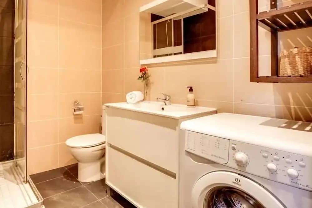 Modern 2 Bed Flat in Trendy Poble Sec - photo 9