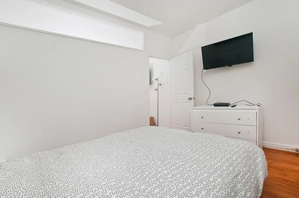 Renovated 2 BR on Upper East Side - photo 5