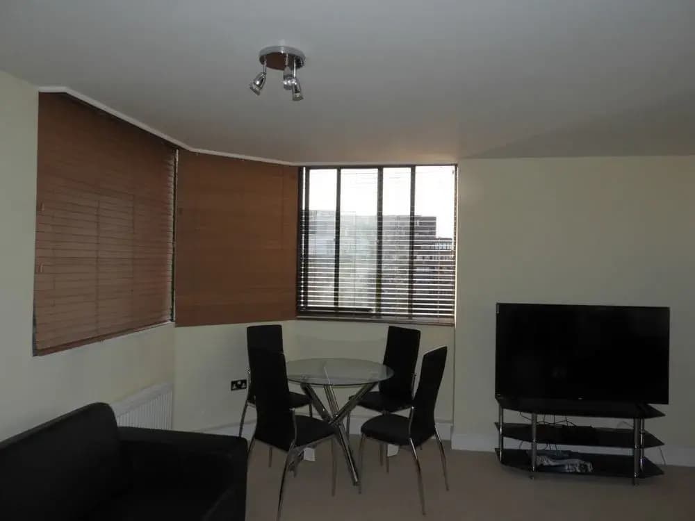 Acacia Road Apartment - photo 2