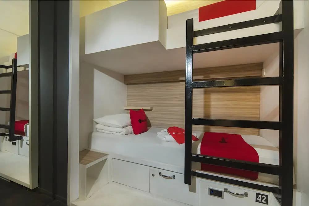 RedDoorz Hostel @ Bugis - photo 14