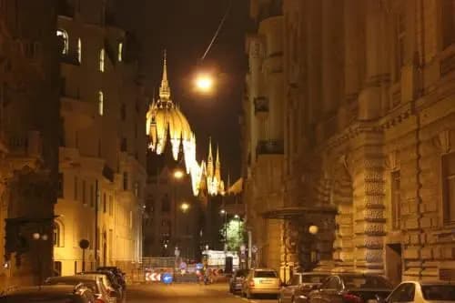 Parliment Luxury Apartment - photo 8