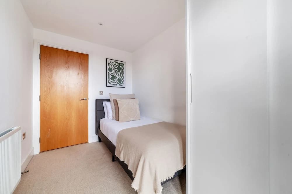 3 Bed Flat by Limehouse Basin - photo 1
