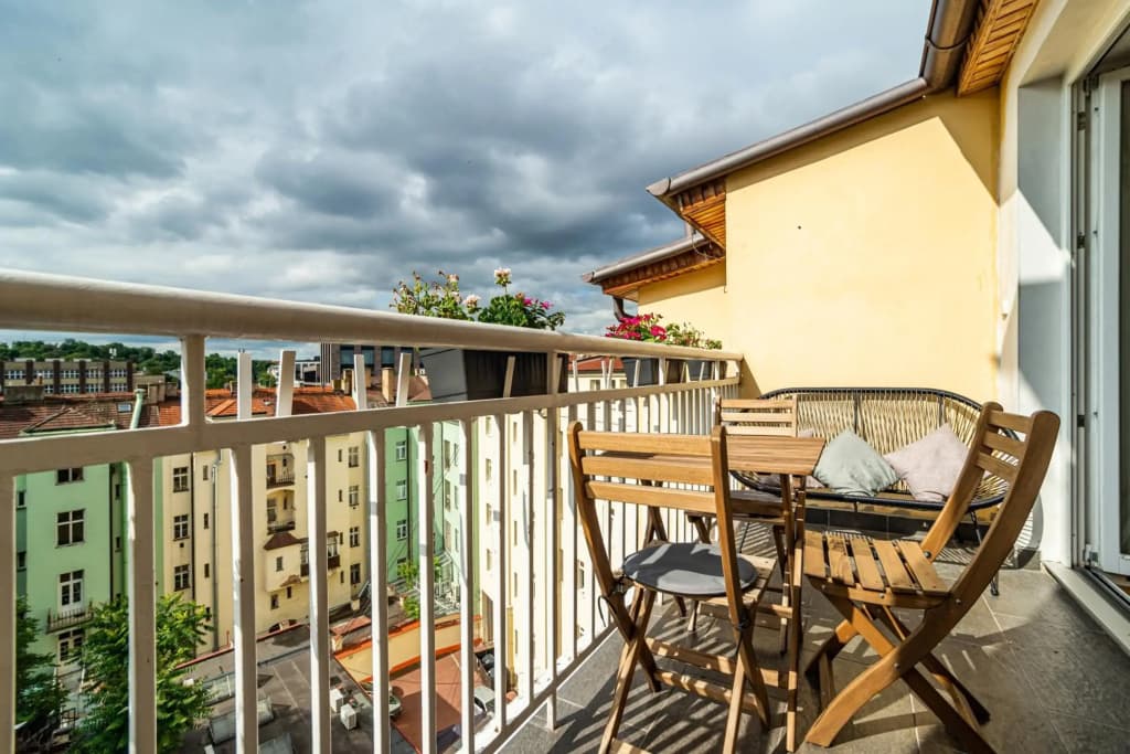 Central, Spacious, Modern 5 Bedrm duplex w/Balcony - photo 6