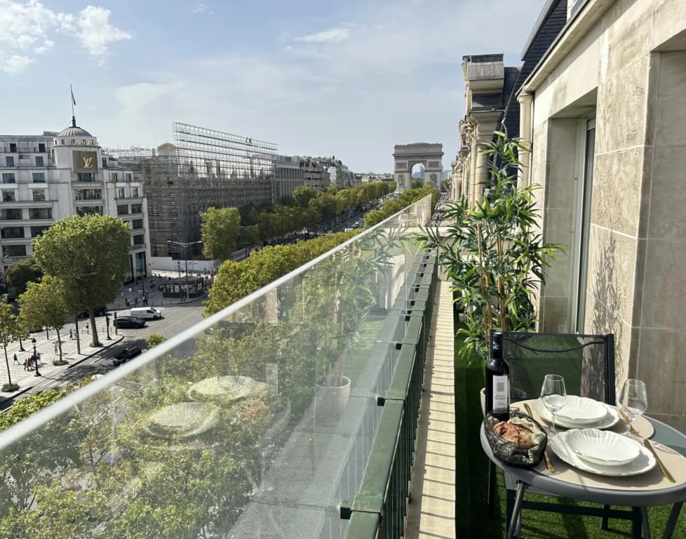 1610B - Stunning studio with Champs Elysées Views! - photo 12